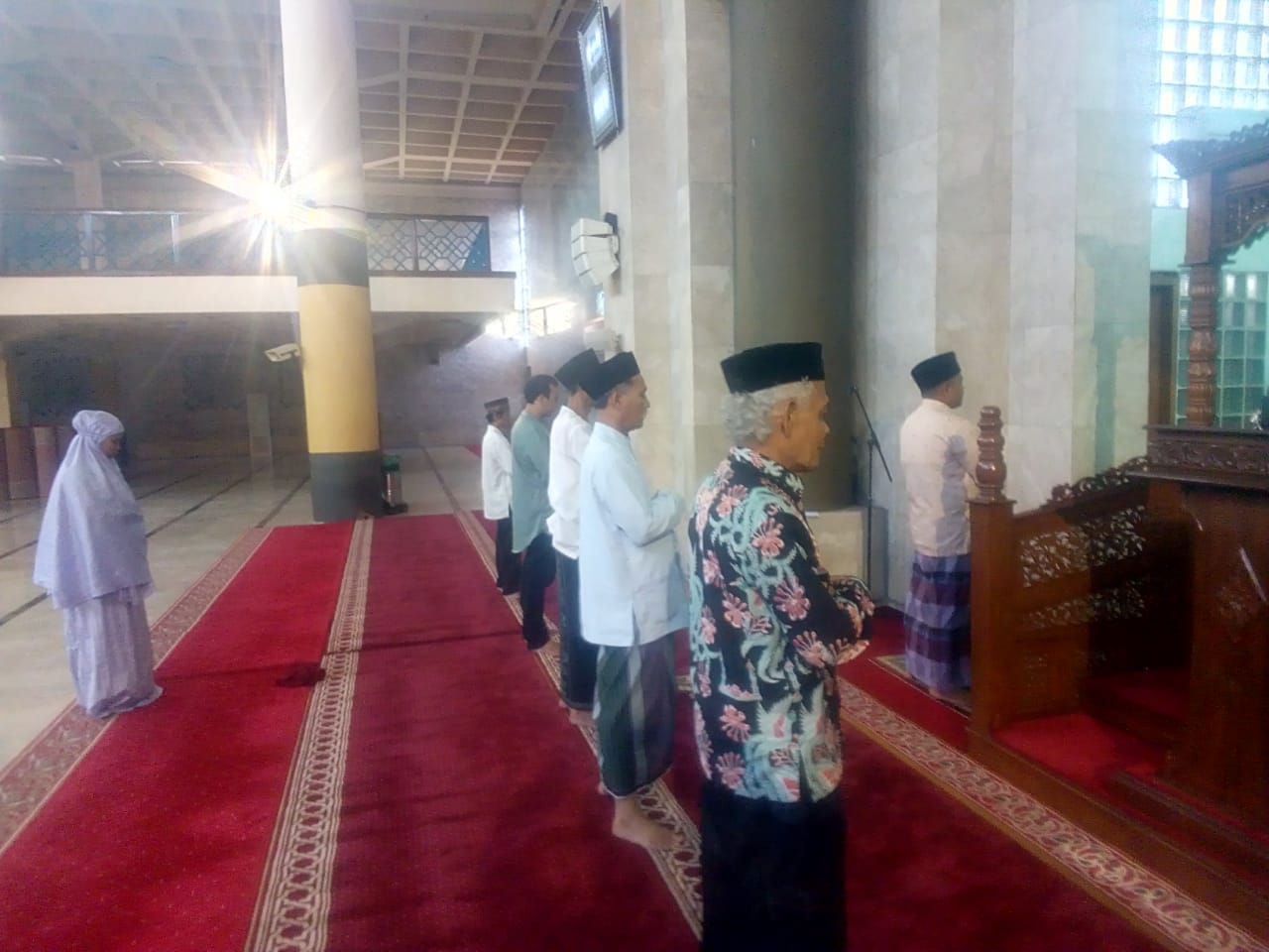 Suasana Salat Idul Fitri di Masjid Bandung Raya Hanya Dihadiri Pengurus Piket Suasana Salat Idul Fitri di Masjid Bandung Raya Hanya Dihadiri Pengurus Piket