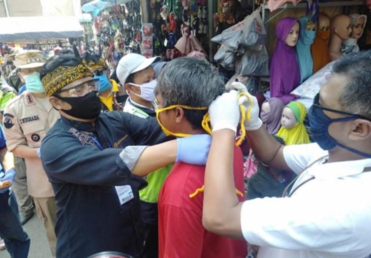 Bupati Bandung Himbau Warga Pasar Baru Majalaya Pakai Masker Bupati Bandung Himbau Warga Pasar Baru Majalaya Pakai Masker