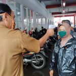 ILUSTRASI :Petugas dari UPTD Pasar memeriksa suhu pengunjung sebelum memasuki area Pasar Atas Baru. Pengecekan tersebut sebagai salah satu upaya Pemkot Cimahi, mencegah penularan virus korona di Cimahi.