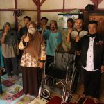 Sari Sundari Berikan Bantuan Kursi Roda