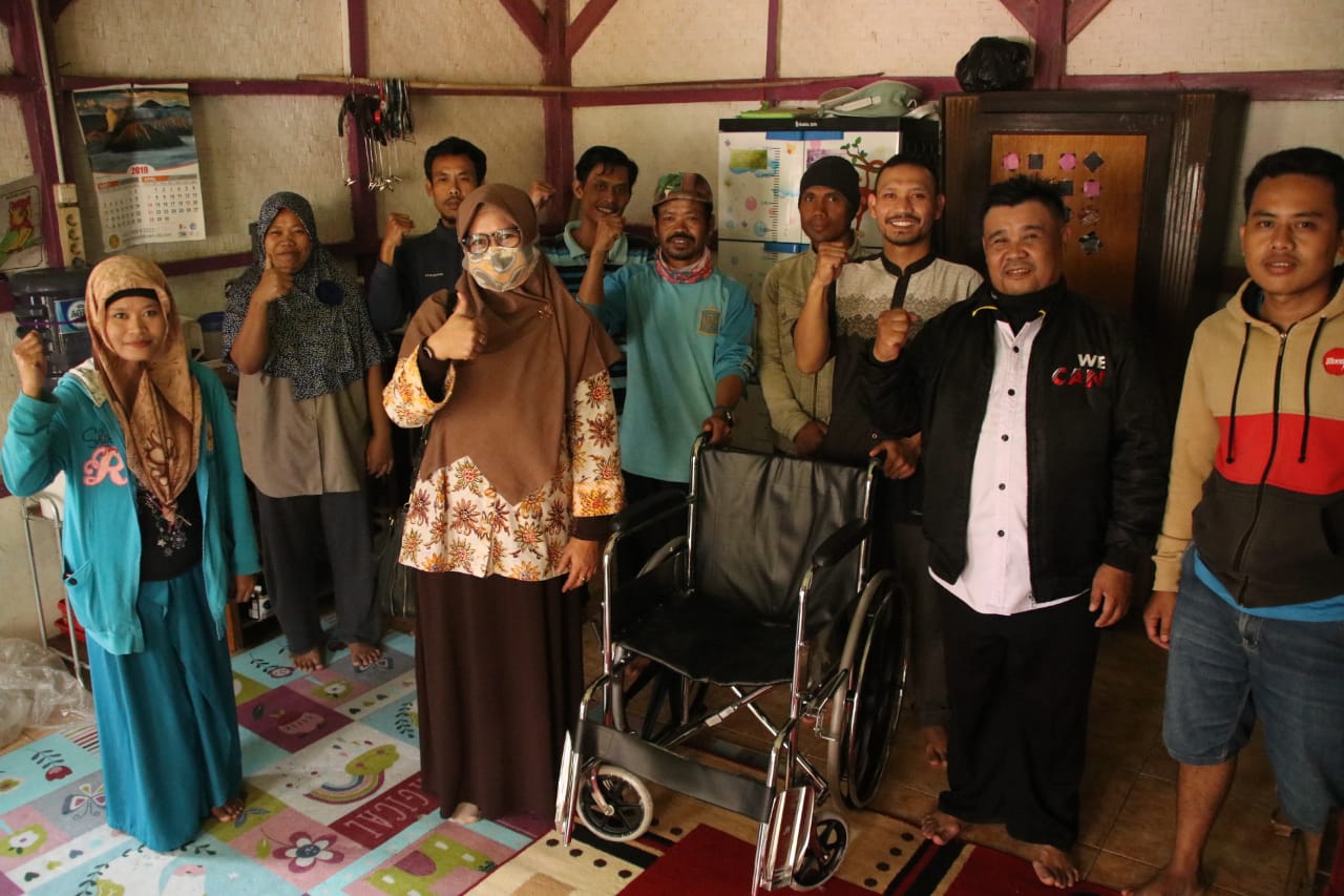 Sari Sundari Berikan Bantuan Kursi Roda