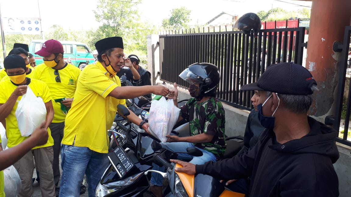 Peduli Warga Terdampak Covid-19, Partai Golkar PK Katapang Salurkan 640 Paket Sembako