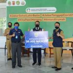 Pemain dan Bobotoh Persib Serahkan Bantuan