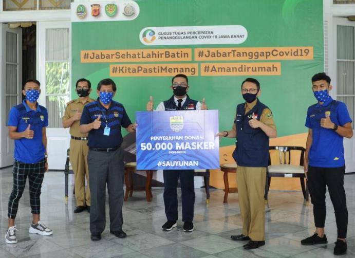 Pemain dan Bobotoh Persib Serahkan Bantuan