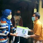 BPJS Kesehatan Peduli Bagikan Paket Sembako ke Warga Sekitar Kantor Cabang Bandung