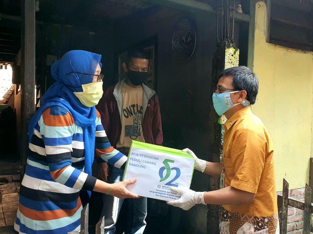 BPJS Kesehatan Peduli Bagikan Paket Sembako ke Warga Sekitar Kantor Cabang Bandung BPJS Kesehatan Peduli Bagikan Paket Sembako ke Warga Sekitar Kantor Cabang Bandung
