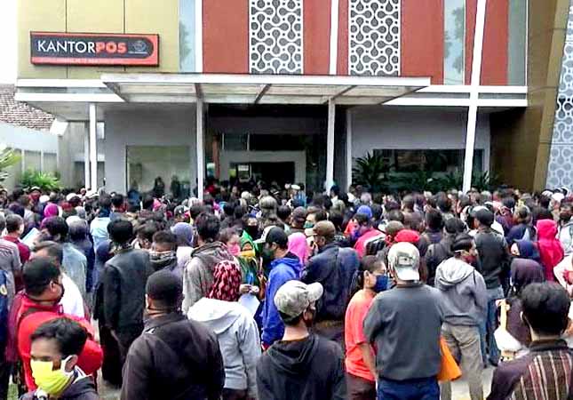 Pembagian BLT di Kantor POS, Banyak Warga yang Abaikan Protokol Kesehatan