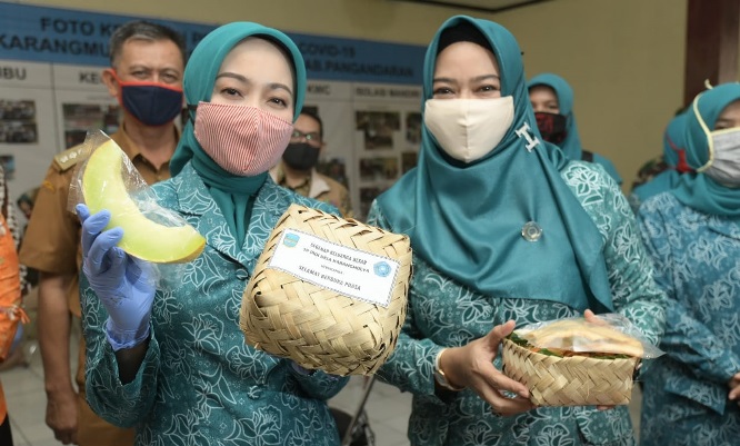 Atalia Apresiasi Gunakan Besek di Pangandaran Atalia Apresiasi Gunakan Besek di Pangandaran