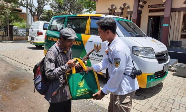 Baznas Jabar Salurkan Bantuan Untuk Warga Terdampak Covid-19
