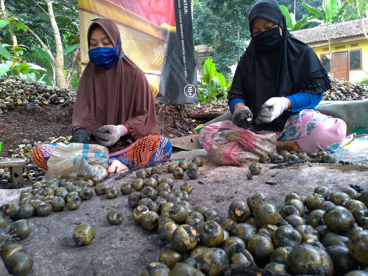 Pengrajin di Cipongkor Mengeluh, Penjualan Kolang Kaling Turun Akibat Wabah COVID-19