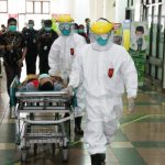 Tenaga Kesehatan di RSHS sedang membawa Pasien yang diduga Positif Covid-19.