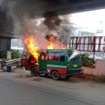 Angkot Terbakar di Bawah Flyover Cimindi, Begini Nasib Sopirnya Angkot Terbakar di Bawah Flyover Cimindi, Begini Nasib Sopirnya