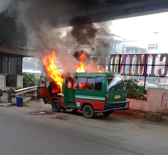 Angkot Terbakar di Bawah Flyover Cimindi, Begini Nasib Sopirnya