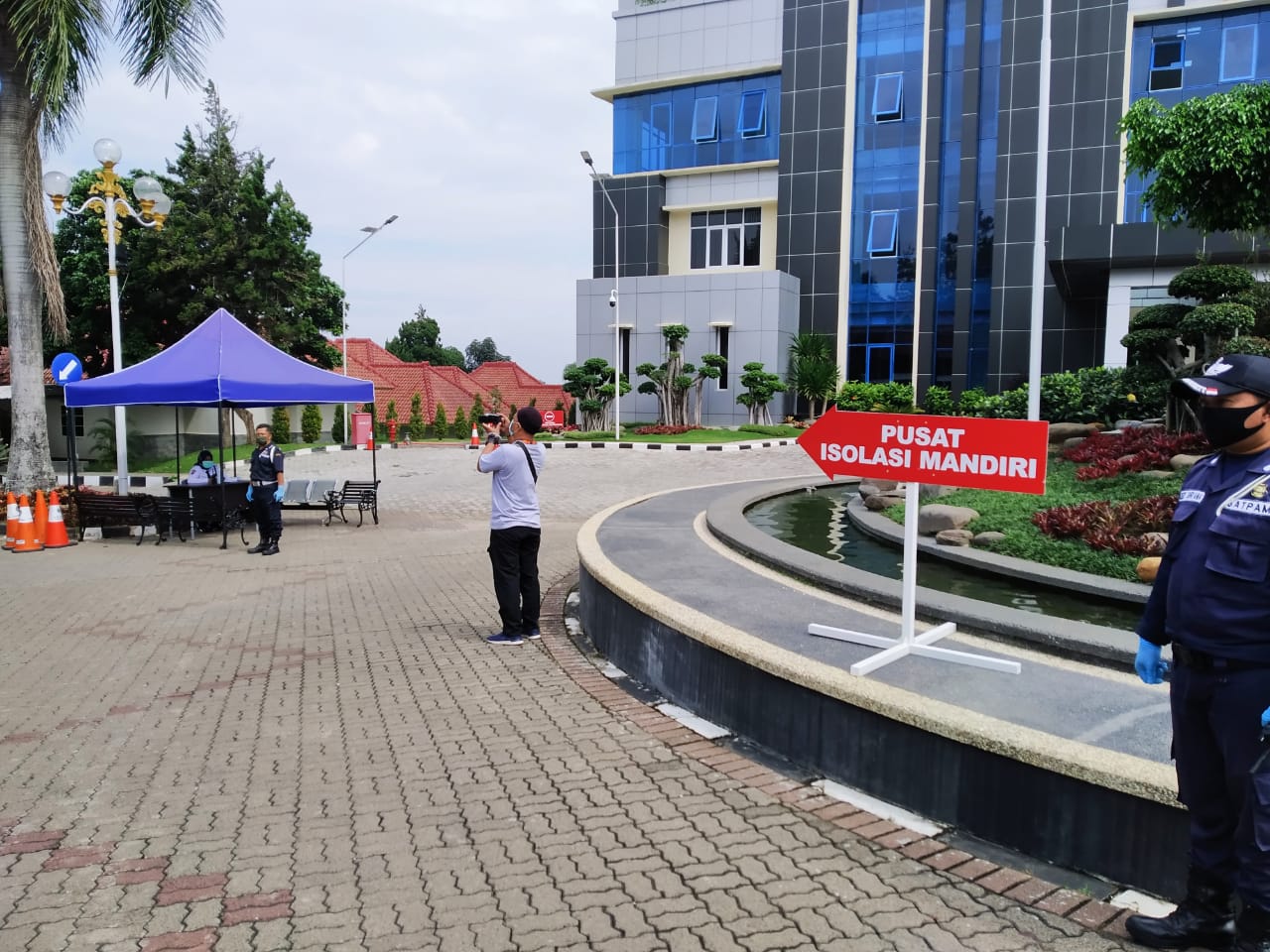 Warga Jabar yang Baru Pulang dari Luar Negeri di Isolasi di Gedung BPSDM Warga Jabar yang Baru Pulang dari Luar Negeri di Isolasi di Gedung BPSDM