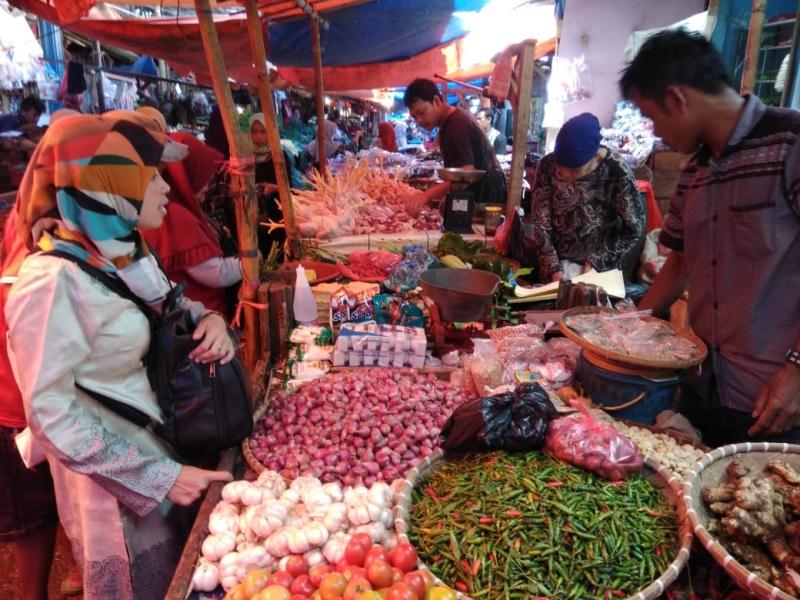 Pasar Tradisional Masih Tetap Diserbu Konsumen