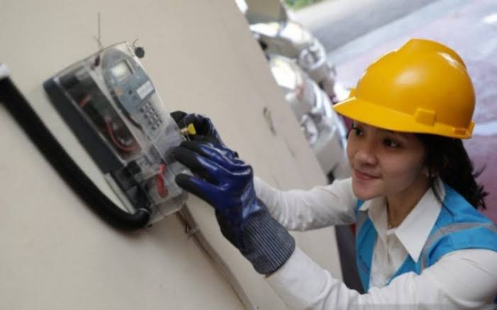Petugas Pln Kembali Catat Meter ke Rumah Pelanggan