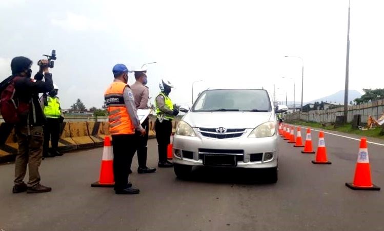 Ribuan Kendaraan Langgar Aturan PSBB