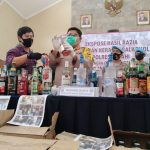 Polres Cimahi Sita Ribuan Botol Miras dari Penjual Ilegal