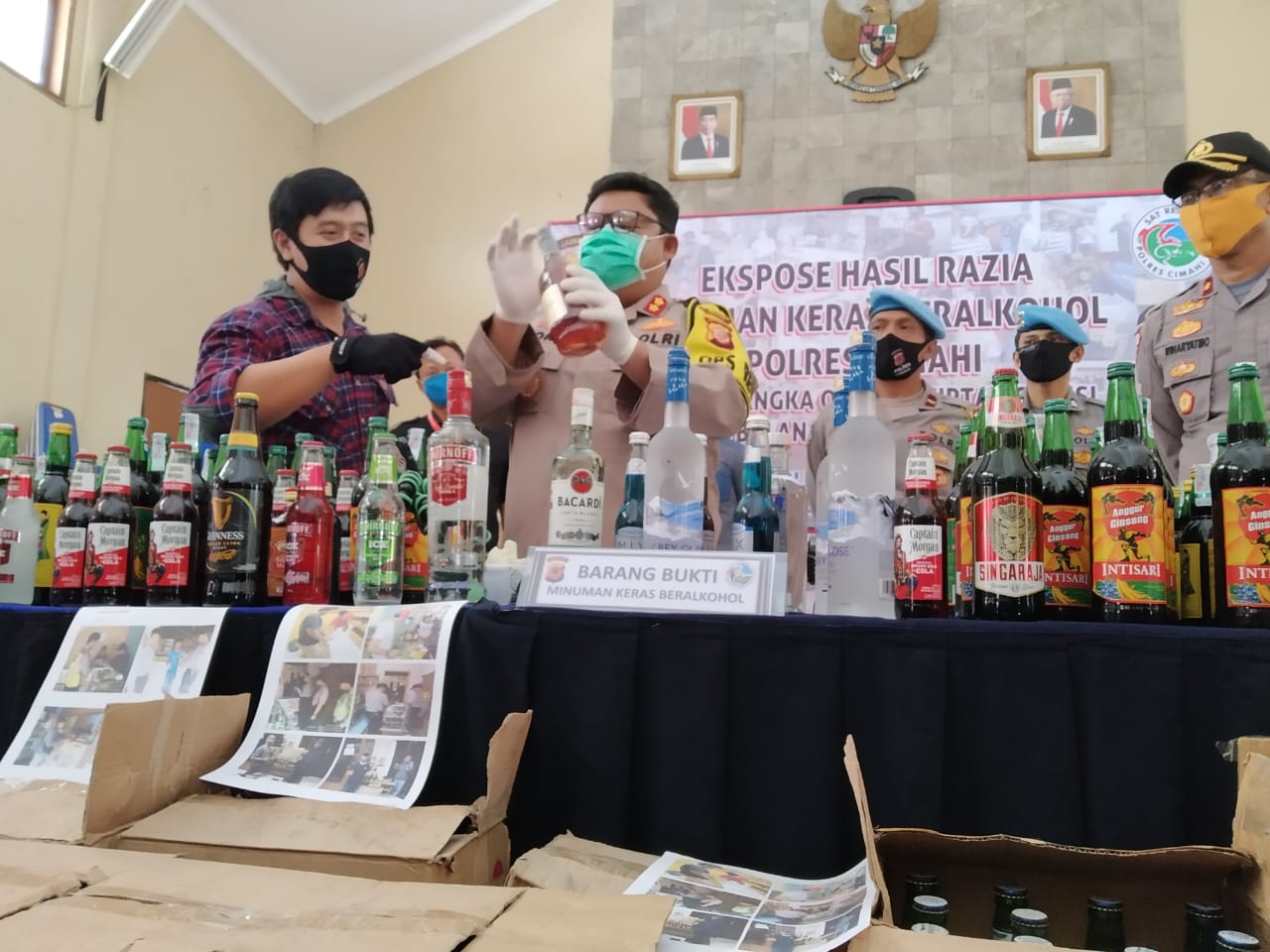 Polres Cimahi Sita Ribuan Botol Miras dari Penjual Ilegal