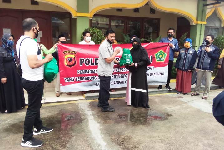 Polda Jabar Berikan Ribuan Sembako Kepada Guru Madrasah Di Bandung