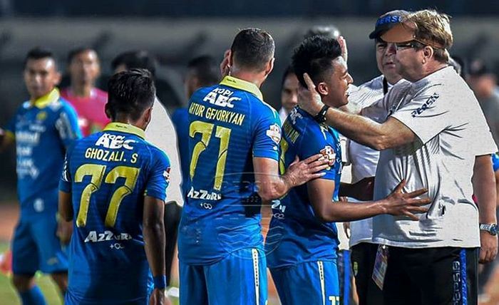 Skuat Persib Ikuti Anjuran Pemerintah