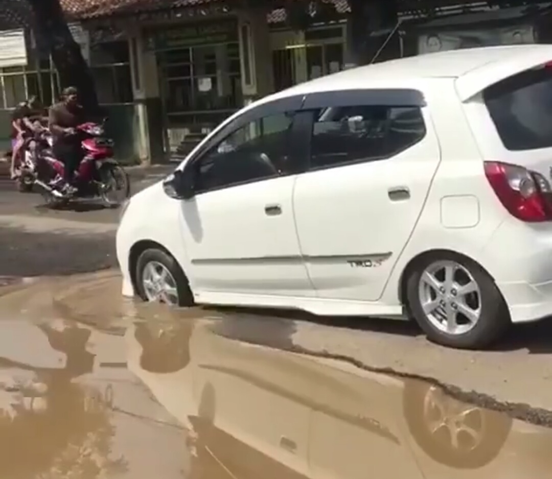 Warga Harus Menerima Jalan Cililin Rusak Parah, Anggaran Perbaikan Dipakai Covid-19
