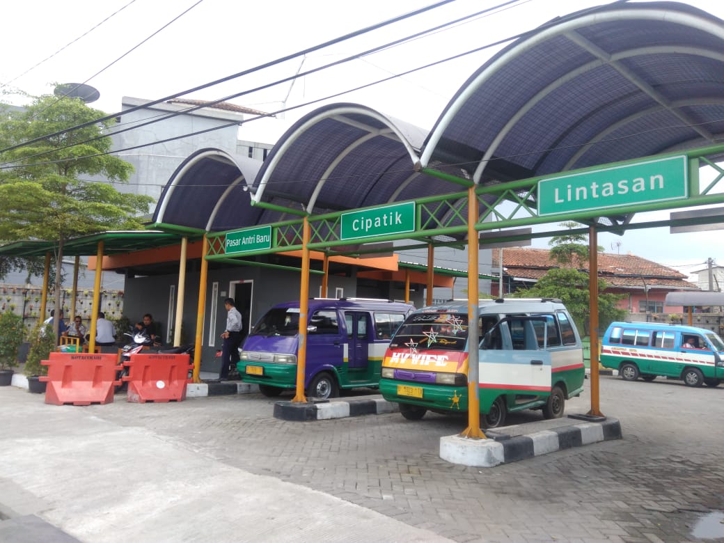 Penumpang Dibatasi Supir Angkot Minta Penyesuaian Tarif Penumpang Dibatasi Supir Angkot Minta Penyesuaian Tarif