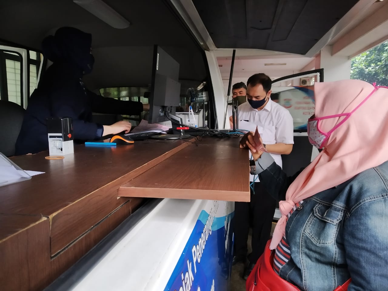 Warga Rela Antre Demi Diskon Pembayaran PBB Warga Rela Antre Demi Diskon Pembayaran PBB