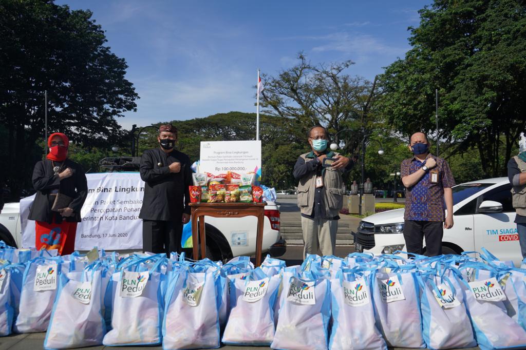 PLN Salurkan Bantuan 750 Paket Sembako untuk Warga Bandung PLN Salurkan Bantuan 750 Paket Sembako untuk Warga Bandung