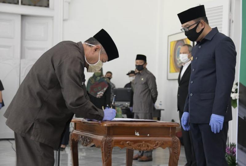Rombak Kabinet : Gubernur Jawa Barat Lantik 13 Pejabat Baru Rombak Kabinet : Gubernur Jawa Barat Lantik 13 Pejabat Baru