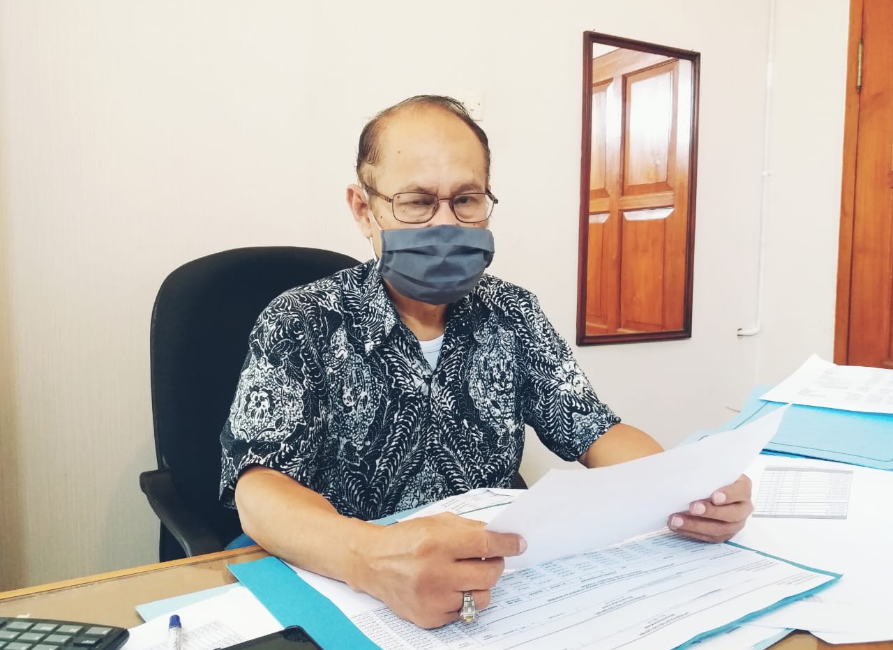 Banyaknya masyarakat Kabupaten Bandung yang terjerat oleh pinjaman bank emok (renternir) membuat BPR Kertaraharja  untuk mengatasi masalah ini.
