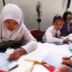 ILUSTRASI MENDAFTAR: Para siswa mengisi formulir pendaftaran pada Penerimaan Peserta Didik Baru (PPDB) sebagai syarat administrasi di salah satu sekolah yang ada di Jawa Barat tahun 2019 atau sebelum pandemi Covid-19.