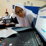 Peserta pendaftar PPDB online calon siswa SMA Negeri di Kota Bandung tampak melihat hasilnya adapakah di terima atau tidak di sekolah yang ia tuju.