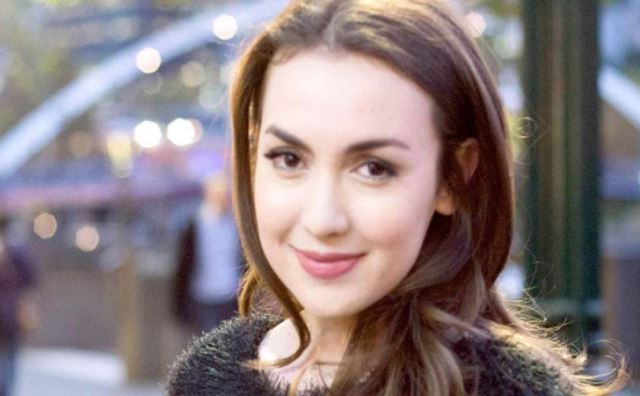 Rianti Cartwright Menanti Kelahiran Bayi Pertama