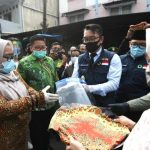 Ridwan Kamil Bagi-bagi Masker di Pasar Cisarua Bogor