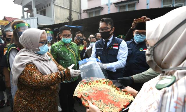 Ridwan Kamil Bagi-bagi Masker di Pasar Cisarua Bogor