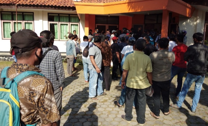 Kecewa dengan Kinerja KPU Indramayu Pendukung Toto-Deis Ngamuk