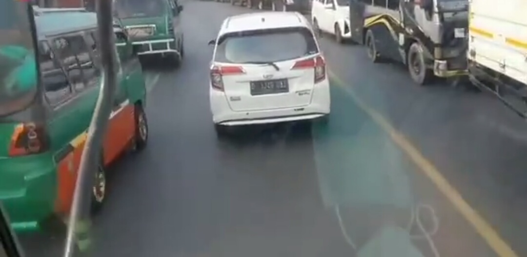 Keterlaluan! Kendaraan Damkar Dihalangi Mobil Pribadi Saat Menuju Lokasi Kebakaran Keterlaluan! Kendaraan Damkar Dihalangi Mobil Pribadi Saat Menuju Lokasi Kebakaran