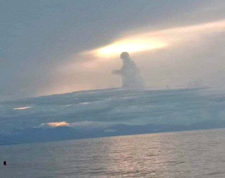 Heboh Kemunculan Bayangan Mirip Nabi Isa di Langit Pantai Nabire, Apa Komentarnya Mbah Mizan? Heboh Kemunculan Bayangan Mirip Nabi Isa di Langit Pantai Nabire, Apa Komentarnya Mbah Mizan?