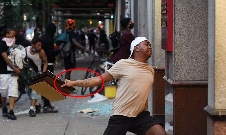 Viral! Pria Kelahiran Jawa Bertato Peta Indonesia Ikut Aksi Kerusuhan di USA? Viral! Pria Kelahiran Jawa Bertato Peta Indonesia Ikut Aksi Kerusuhan di USA?