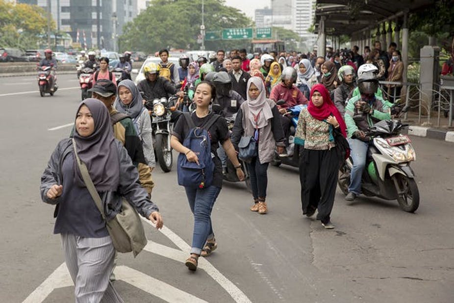 Pekerja Wanita pulang kerja