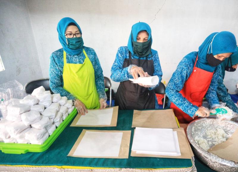 Gerakan Sabandung Binong Sediakan 200 Paket Nasi Bungkus Setiap hari di Tengah Pandemi Cpvid-19 Gerakan Sabandung Binong Sediakan 200 Paket Nasi Bungkus Setiap hari di Tengah Pandemi Cpvid-19