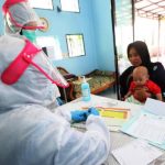 KEKEBALAN TUBUH: Untuk menjaga kesehatan generasi muda saat pandemi, Petugas Puskesmas lakukan imunisasi kepada anak. (ilustrasi)