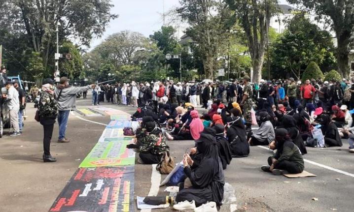 Massa Tolak RUU HIP yang Bikin Gaduh Publik