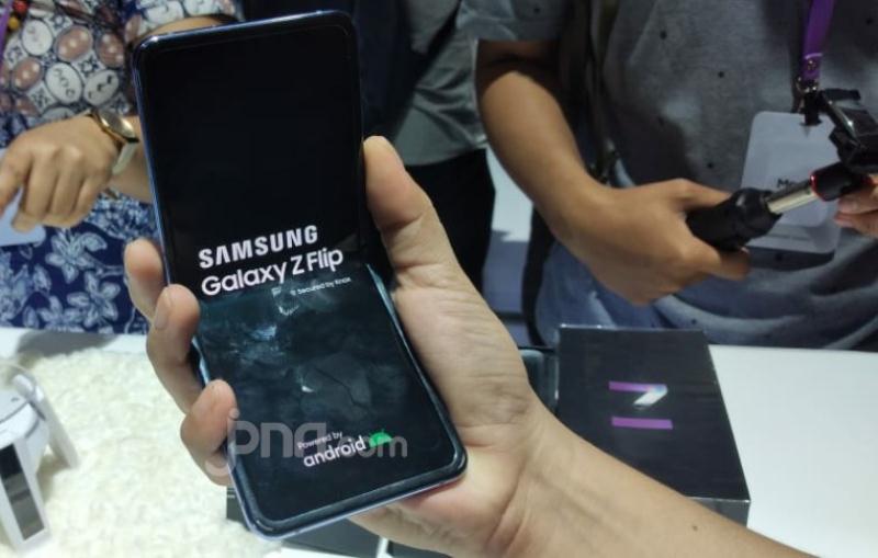 Agustus Samsung Luncurkan Ponsel Layar Lipat Harga Terjangkau Agustus Samsung Luncurkan Ponsel Layar Lipat Harga Terjangkau