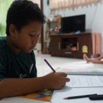 siswa tampak fokus mengerjakan tugas sekolah di rumah selama libur sekolah akibat pandemi Covid-19.