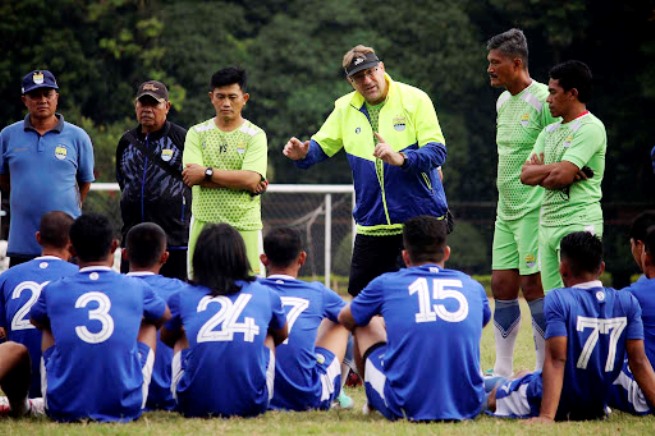 Panji Biru Ogah Hitung-Hitungan Panji Biru Ogah Hitung-Hitungan