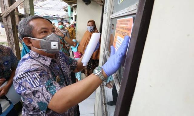 Pemkot Beri Tanda Rumah Penerima Bantuan