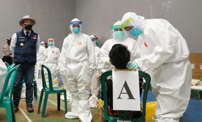 Perluas Tes Masal, Lacak Penularan Virus Korona