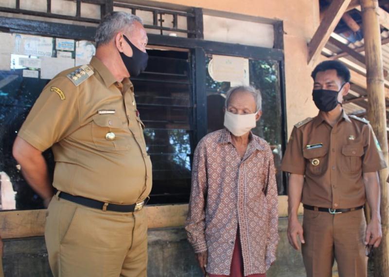 Bupati Acep Tinjau Rutilahu, Beri Bantuan Semen dan Pasir